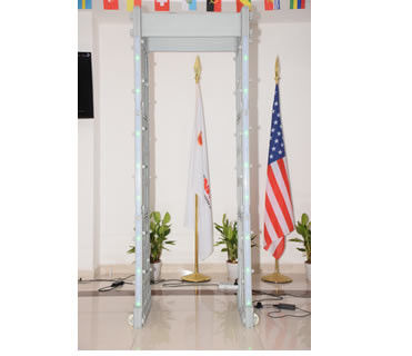 एयरवेज में आर्कवे प्रोफेशनल मेटल डिटेक्टरर्स, स्कैनर के माध्यम से चलें