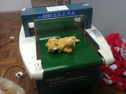 कन्वेयर बेल्ट सुई धातु डिटेक्टर मशीन 50-60Hz 60 * 12 सेमी नियमित सुरंग के साथ